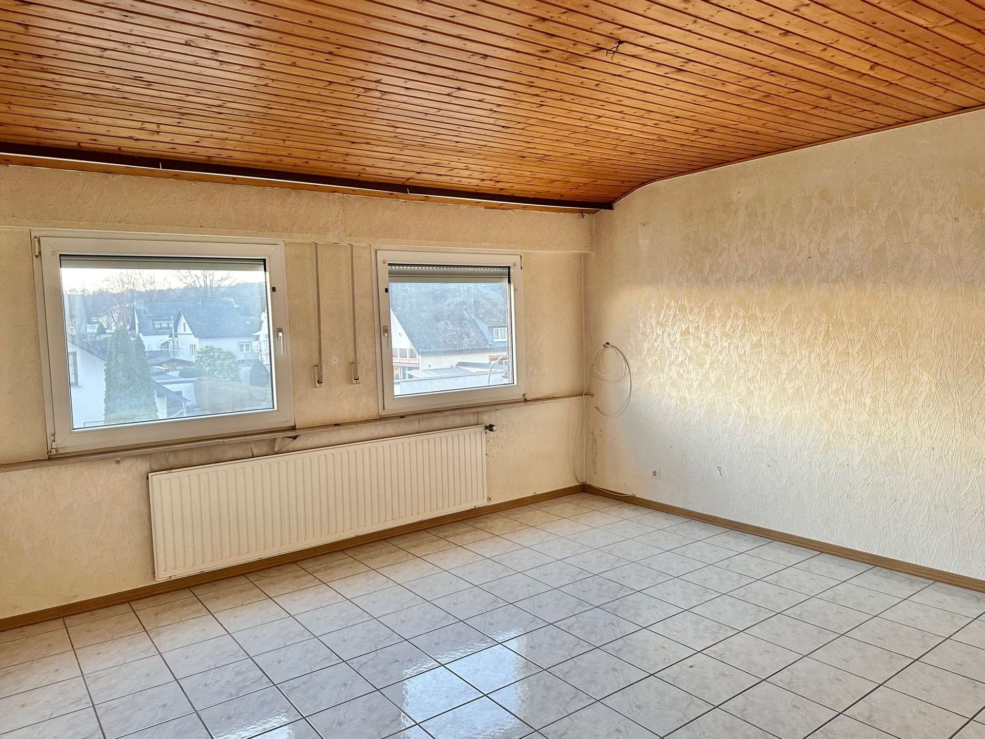 Sehr gepflegt, voll vermietet, gro&szlig;es Grundst&uuml;ck